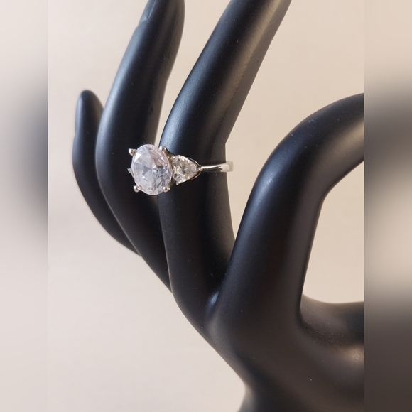 Elegant Sterling Silver Women's Ring - Picture 10 of 16